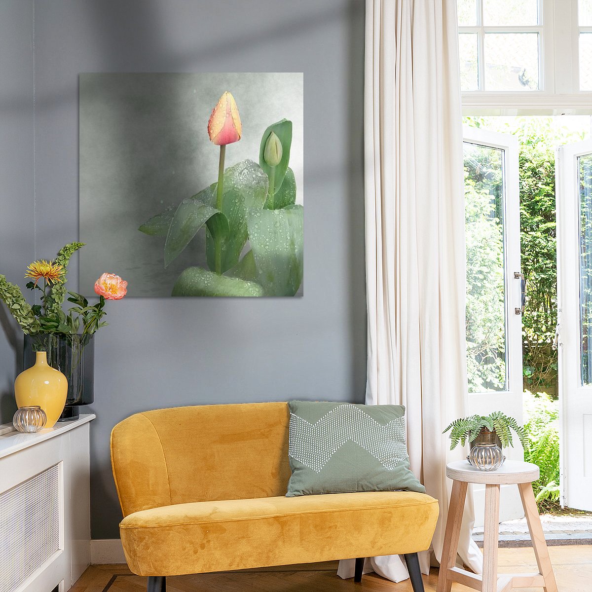 Tulpen in donkere mist en regen